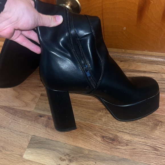 Knee length tall black boots - Picture 5 of 5